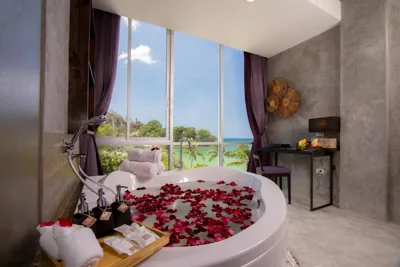 Habitación Superior con cama extragrande y vistas parciales al mar — Patong Signature Boutique Hotel