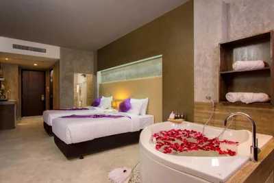 Habitación Superior con dos camas individuales y vistas parciales al mar — Patong Signature Boutique Hotel